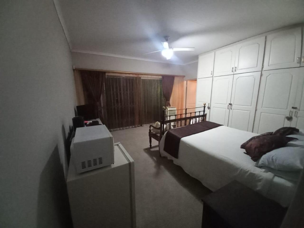 Anri Guesthouse Bloemfontein Extérieur photo