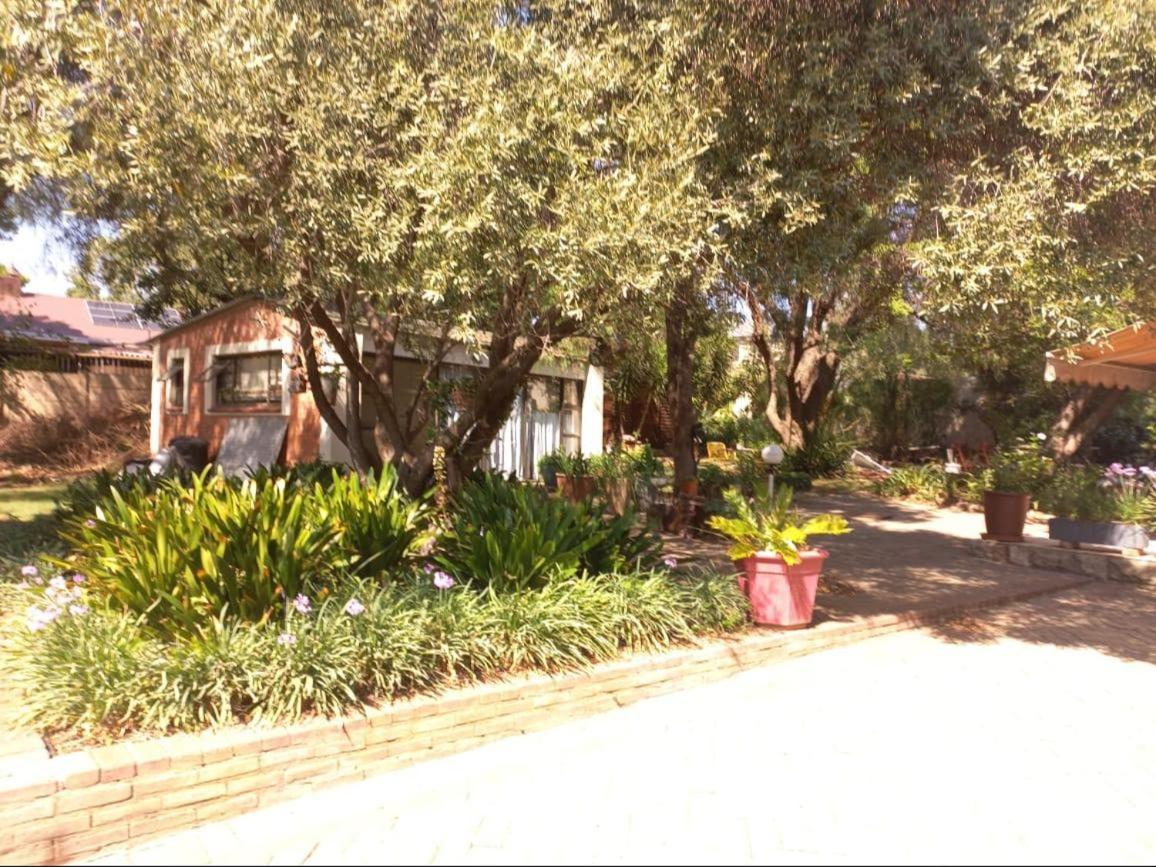Anri Guesthouse Bloemfontein Extérieur photo