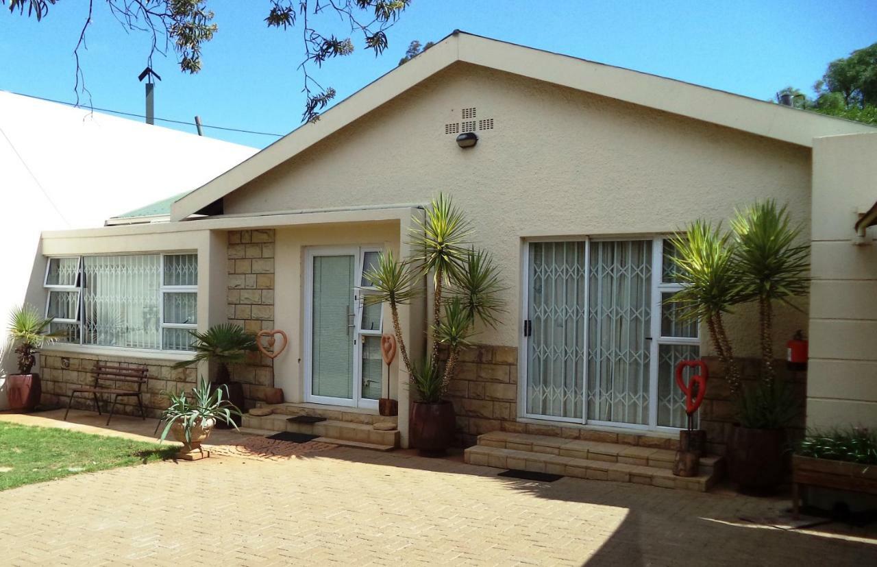 Anri Guesthouse Bloemfontein Extérieur photo